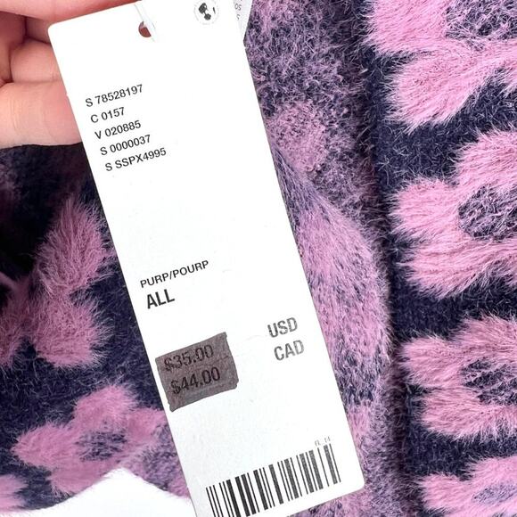 NWT Urban Outfitters Ellie Fuzzy Knit Flower Triangle Scarf - Picture 5 of 9